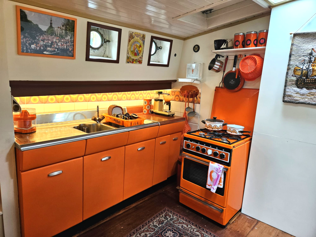 houseboatmuseum interior amsterdam